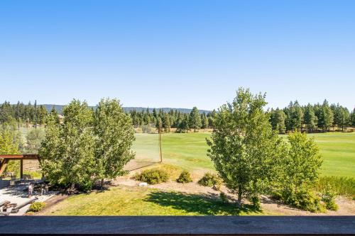 an overhead view of a golf course with trees at Trail Head Lodge # 302 in Cle Elum