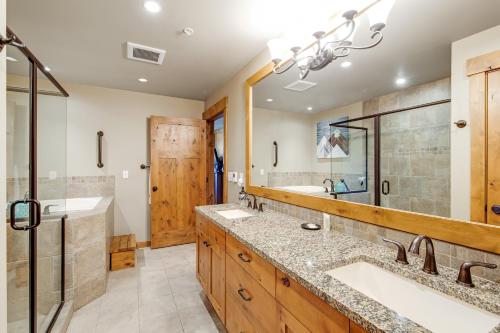 y baño con 2 lavabos y ducha. en Trail Head Lodge # 302, en Cle Elum