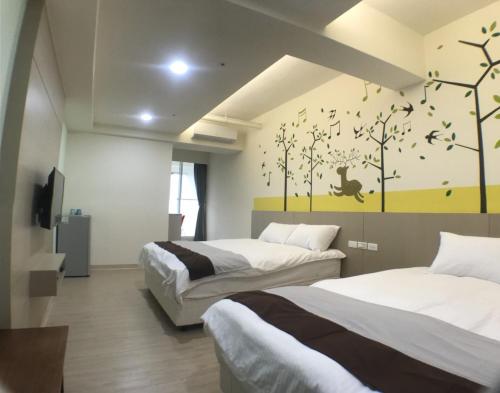 Ένα ή περισσότερα κρεβάτια σε δωμάτιο στο Music City Inn
