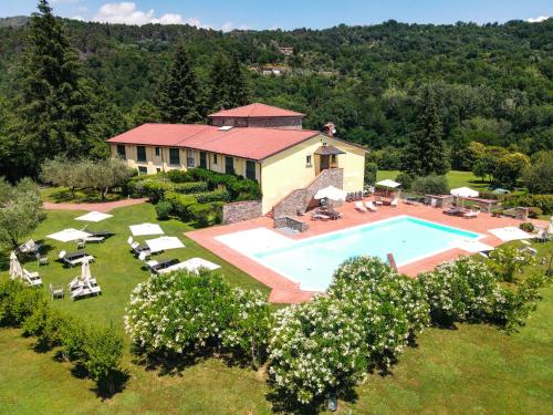 een luchtzicht op een huis met een zwembad bij Cà Del Moro Resort in Pontremoli
