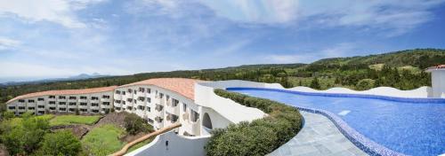 uma vista aérea de um hotel com uma piscina em Club ES Jeju Resort em Seogwipo