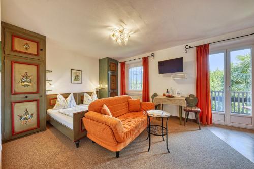 A bed or beds in a room at Villa Ladurner