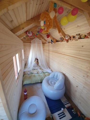 Tempat tidur dalam kamar di Apartments Sárika