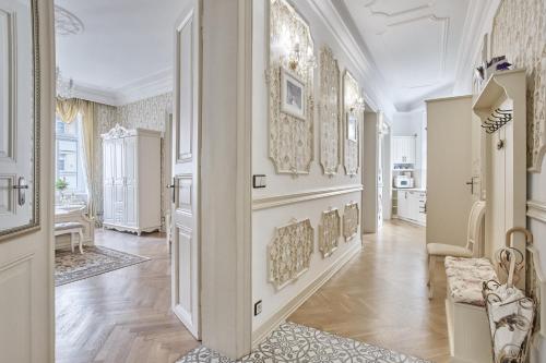 カルロヴィ・ヴァリにあるApartment Luxury Nostalgiaの広い客室で、廊下、リビングルームが備わります。