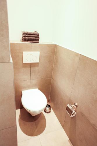 a bathroom with a white toilet in a room at Apartment "Paris" in Korschenbroich