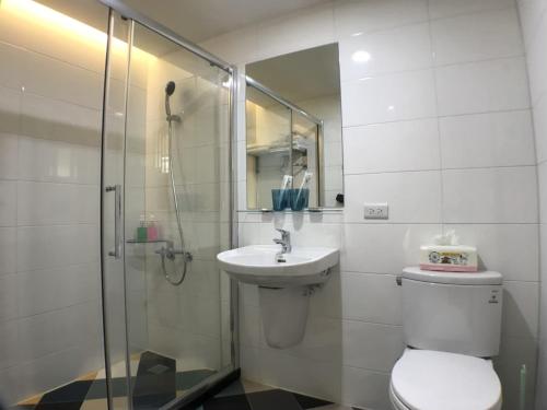 高雄的住宿－美麗島音樂城商旅，浴室配有卫生间、盥洗盆和淋浴。