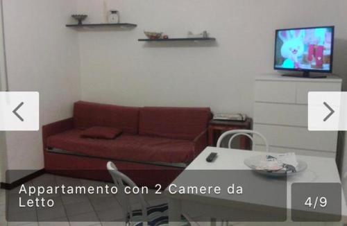 メタポントにあるAppartamento con terrazzoのリビングルーム(ソファ、テーブル付)