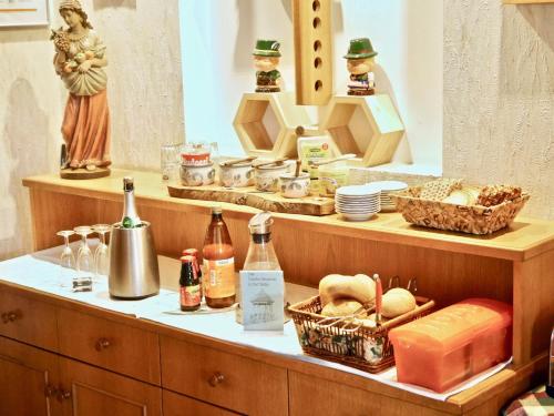 a shelf with a lot of food and drinks on it at Pension Grünes Herz in Tonndorf