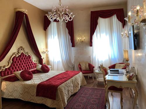 a hotel room with a bed, table, chairs and lamps at Savoia & Jolanda in Venice