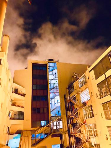 a building with many windows on the side of it at Sri-Indo Guest House in Lisbon