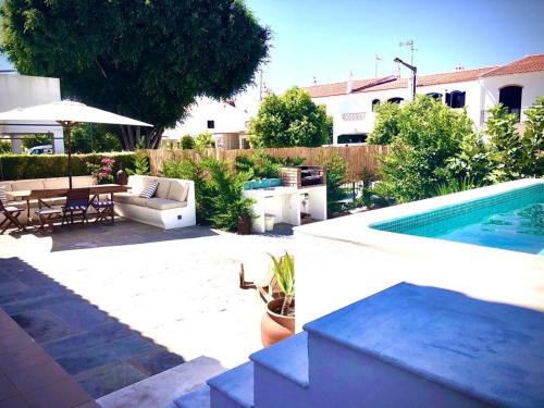 a backyard with a pool and a table and a couch at Altura LP Sunny House in Altura