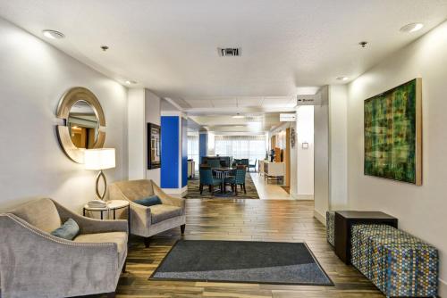 Holiday Inn Express Hotel & Suites Milwaukee-New Berlin, an IHG Hotel
