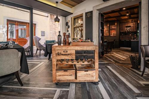 - un bar avec une charrette en bois et des bouteilles de vin dans l'établissement Bed and Brekfast Donatella, à Piran