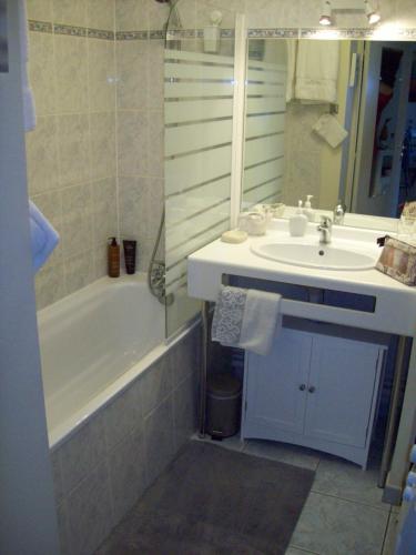 La salle de bains est pourvue d'un lavabo et d'une baignoire. dans l'établissement T2 avec box proche Graslin, à Nantes