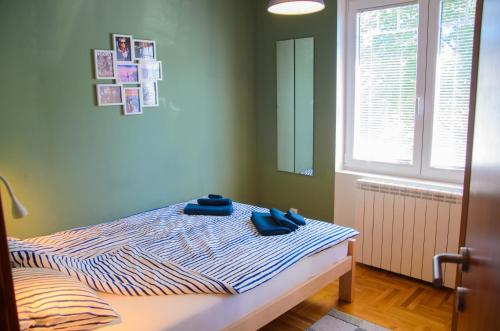 una camera da letto con un letto con asciugamani blu sopra di Dunavski Kej a Smederevo