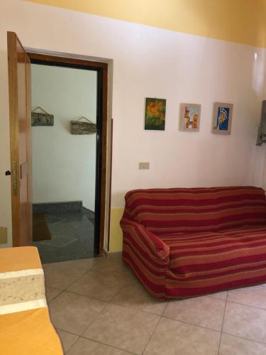 sala de estar con sofá en una habitación en Un Nido Tra Mare e Monti en Partinico