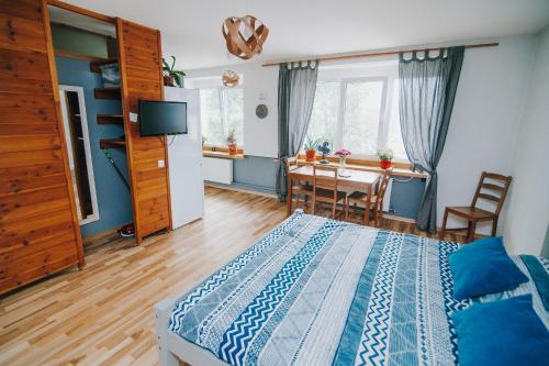 1 dormitorio con cama, mesa y escritorio en City center Appartment, en Valmiera
