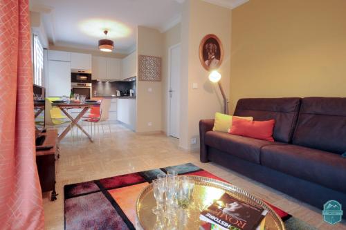 un salon avec un canapé et une table dans l'établissement Annecy Lake - Le Saint Bernard - 2 min walk from the lake, à Annecy