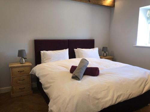 A bed or beds in a room at The Cow 'ouse, Wolds Way Holiday Cottages, 1 bed cottage