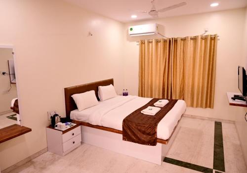 Giường trong phòng chung tại HOTEL DAKSH