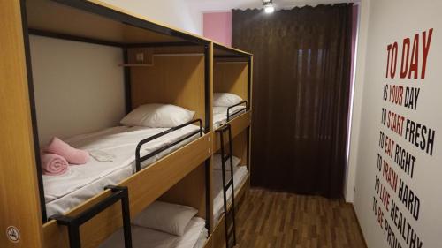 Katil dua tingkat atau katil-katil dua tingkat dalam bilik di Central Hostel