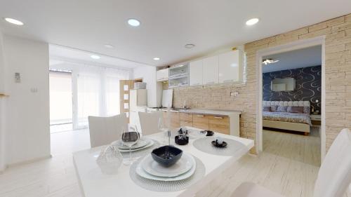 Η κουζίνα ή μικρή κουζίνα στο Alia house with garden in Piešťany