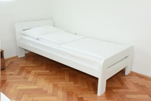 提耶蒂什特的住宿－NP Sutjeska Paviljon A，铺有木地板的客房内的一张白色床