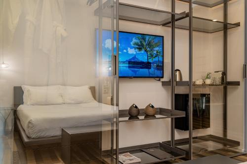 En tv och/eller ett underhållningssystem på WALLURE - Tickled Hotel & Wellness