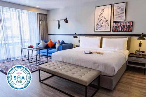 a hotel room with a bed and a couch at Oakwood Residence Sukhumvit Thonglor Bangkok in Bangkok