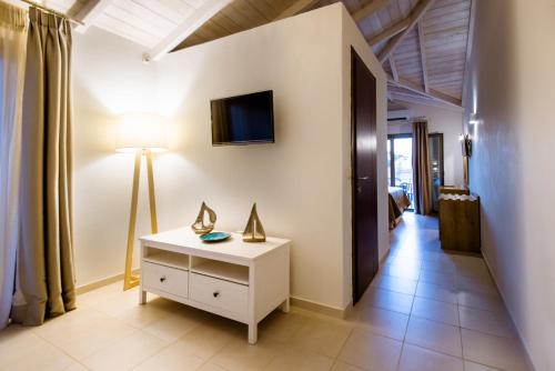 Aktaia Boutique Hotelにあるテレビまたはエンターテインメントセンター