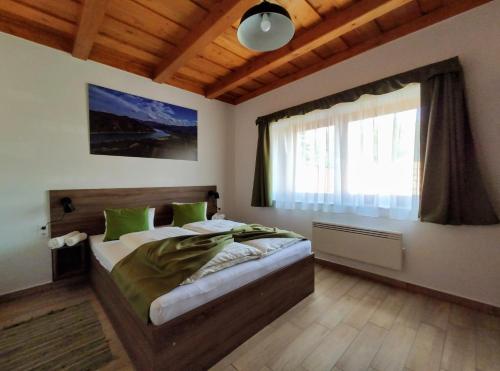En eller flere senge i et værelse på Kishíd Vendégház Pilismarót