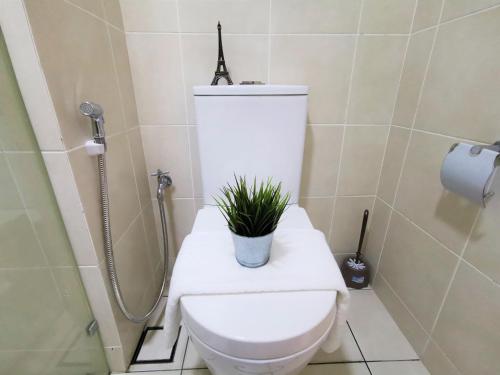 a bathroom with a toilet with a plant on it at Infistay Homestay - Sunway Geo Avenue, Sunway Pyramid, Sunway Lagoon, Sunway University, Sunway Medical Centre in Subang Jaya