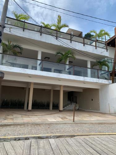 un edificio con palmeras encima en Casa Praia da Pipa en Pipa