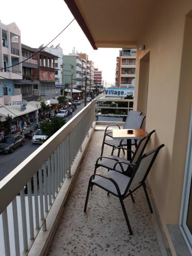 uma varanda com duas cadeiras e uma mesa em AS SUITES ROOM 14 in Ilha de Rhodes