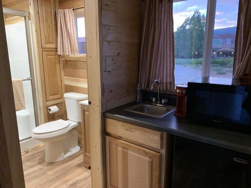 A bathroom at The Rim Rock Inn