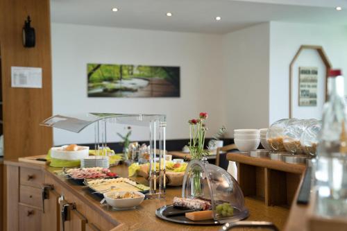 eine Küche mit einem Buffet mit Speisen auf der Theke in der Unterkunft Hotel zur Sonne in Bodelshausen