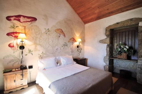 um quarto com uma cama e uma parede com cogumelos em Pousada Convento de Belmonte em Belmonte
