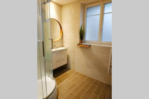 a bathroom with a sink and a window at 157m2, 4 chambres, 4 salles de bains, 2 WC, 2 parkings en hypercentre in Valence
