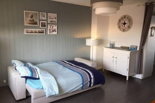 a bedroom with a bed and a table with a lamp at Ambleteuse appartement vue mer in Ambleteuse