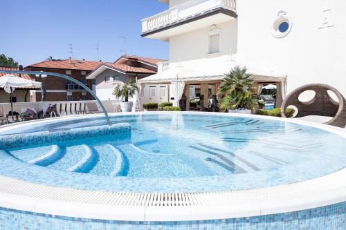 uma piscina no meio de uma casa em Hotel Conchiglia em Cervia
