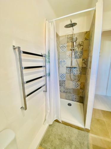 une salle de bain avec une douche avec un rideau de douche dans l'établissement Appartement à 150 m de la mer, à La Seyne-sur-Mer