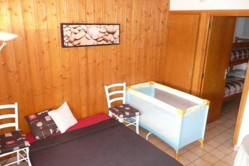 una camera con tavolo, due sedie e una vasca di Les Chalets du Pounant - Alpes du Léman a Bellevaux