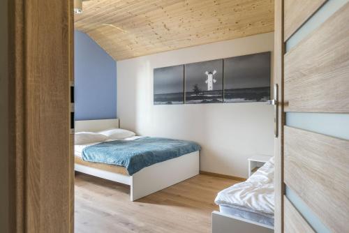Posteľ alebo postele v izbe v ubytovaní Domki Złote Piaski Kryty Basen Sauna Jacuzzi