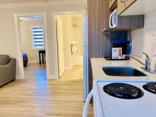 Кухня или мини-кухня в Traveler's Motel Penticton
