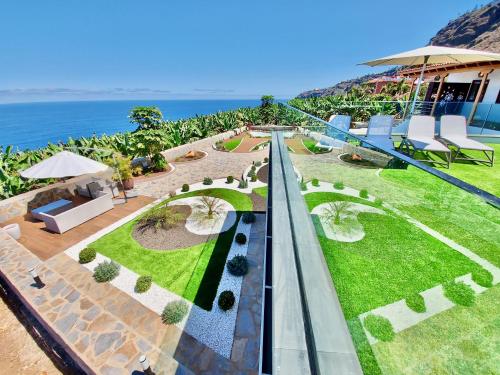 een luchtzicht op een gebouw met een tuin bij Papaya Paradise in La Orotava