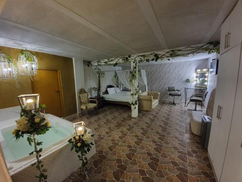 pokój hotelowy z łóżkiem i stołem w obiekcie HOTEL BOUTIQUE EL FARO BY AROMAX w mieście Medellín