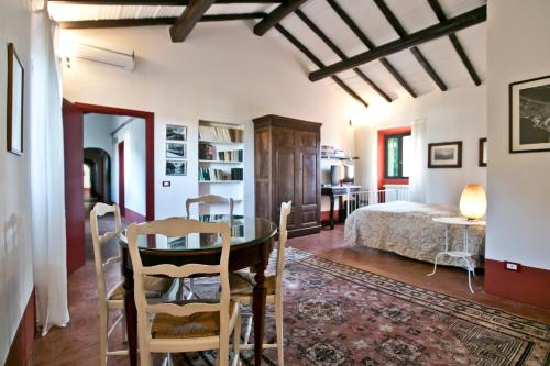a living room with a table and a bed at Proprietà Scalfati in Sabaudia