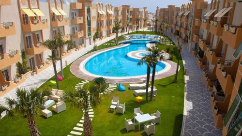 Luftblick auf einen Pool in einem Gebäude in der Unterkunft Residence Les Dunes POOL VIEW 3 Bedroom Apartment in Sousse