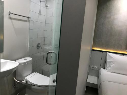 Koupelna v ubytování LeGreen Suite Semanggi