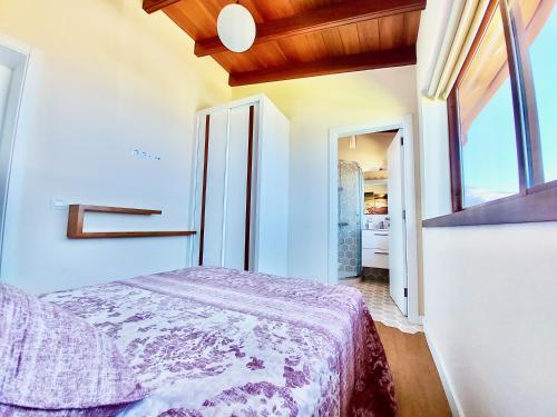 a bedroom with a bed and a window at Papaya Paradise in La Orotava